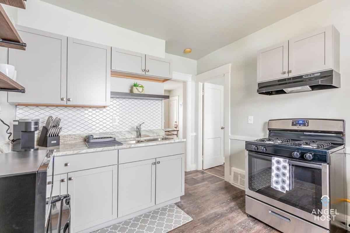 Newly Remodeled Apt, South Hills Old Brooklyn Area Cleveland Exterior photo